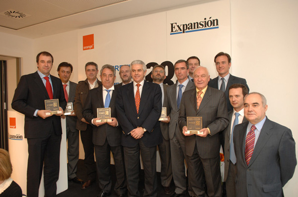 Francisco Ros y los participantes en la entrega de premios