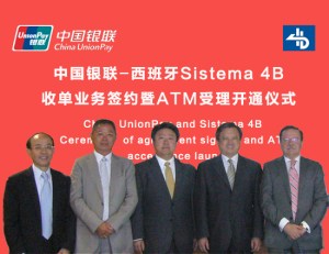 Executive Vice President of UnionPay Cai Jianbo(third from left)and President of Sistema 4B Alfonso de la Viuda Martinez(first from right) signed an agreement. Ambassador to Spain and Ambassador Extraordinary and Plenipotentiary to Andorra Zhu Bangzao (second from right), UnionPay consultant Ma Jing (second from left) and general manager of China Construction Bank Credit Card Center Zhao Yuzi(first from left)attended the event to express their congratulations.